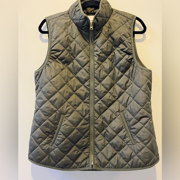 Old Navy olive green quilted vest. Size large - Picture 1 of 3